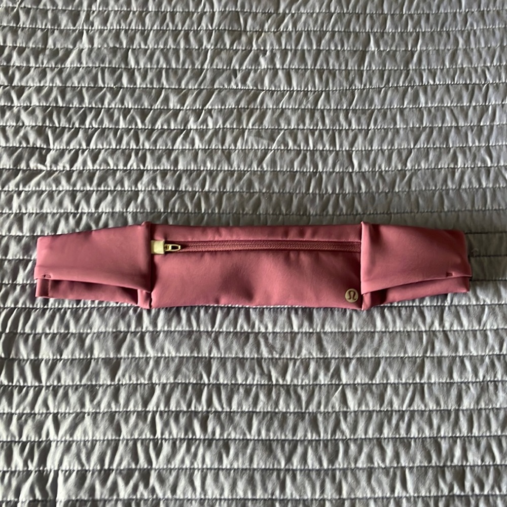 NWOT LULULEMON FAST AND FREE RUNNING BELT // FANNY PACK IN PLUM